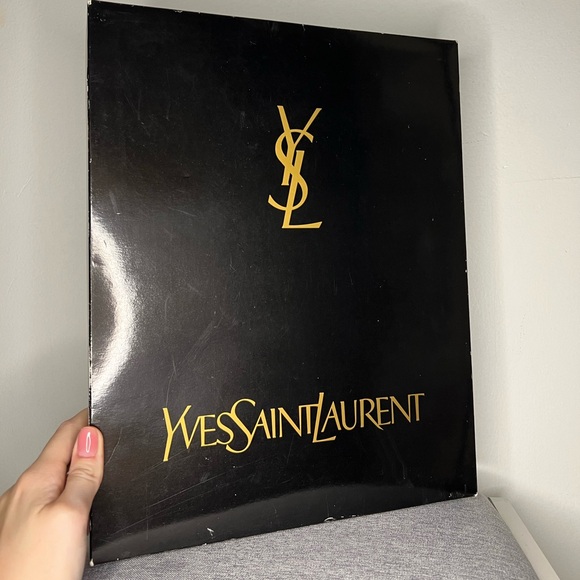 YSL Yves Saint Laurent sports towel bath towel.
Yves Saint Laurent - Picture 2 of 2
